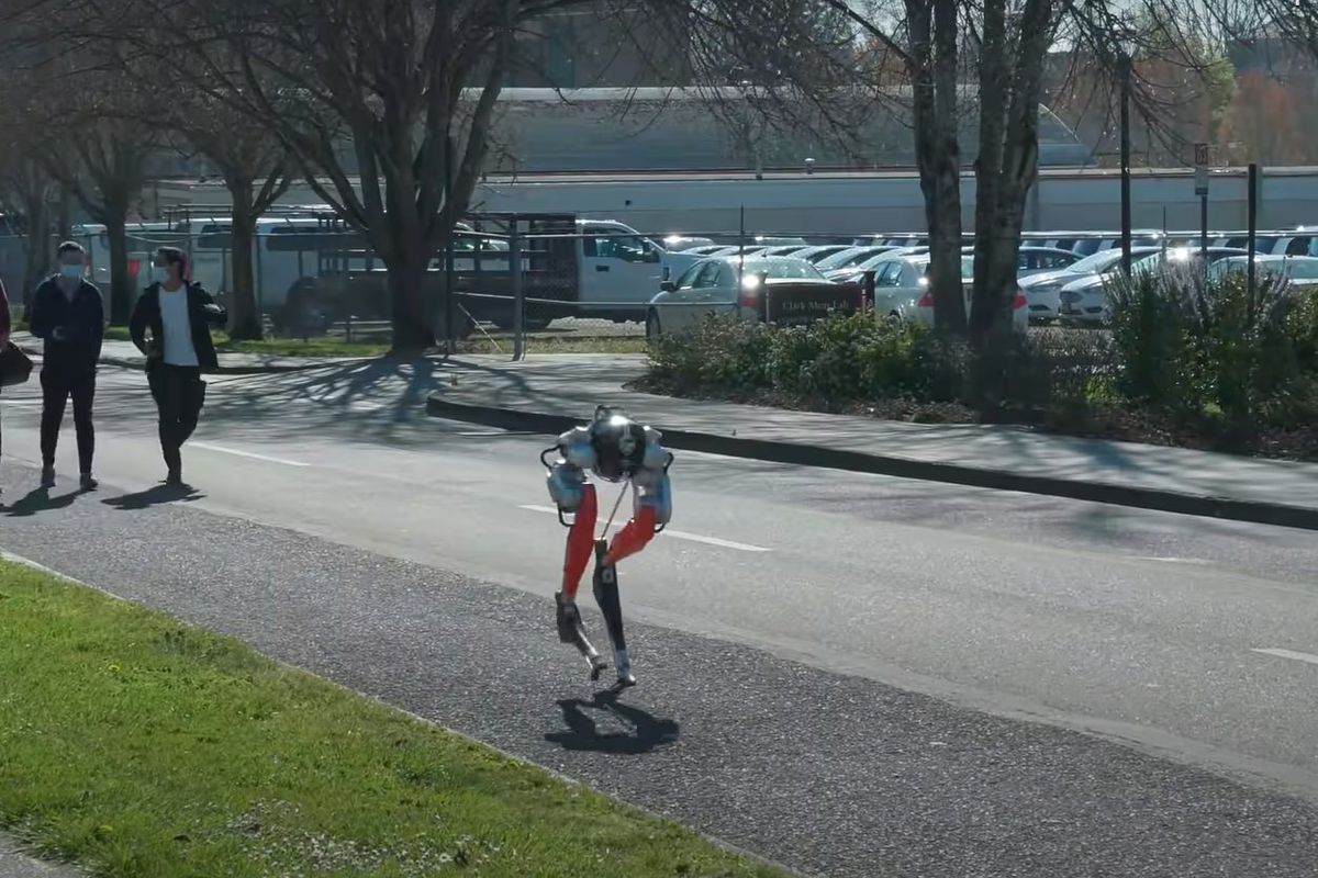 Двоногий робот вперше в історії самостійно пробіг п'ять кілометрів. На це йому вистачило 53 хвилини і одного заряду батарей.