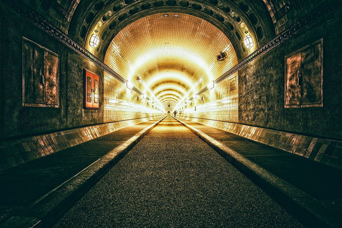 До чого лаятися з кимось під час пересування по тунелю та інші повір'я пов'язані з проходами. Прикмети про тунелі та проходи.