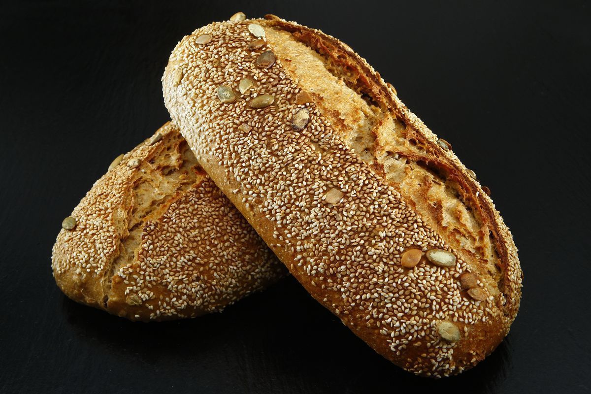 Чому краще уникати вживання свіжого та гарячого хліба. Гарячий хліб спричиняє надмірне навантаження на органи ШКТ.