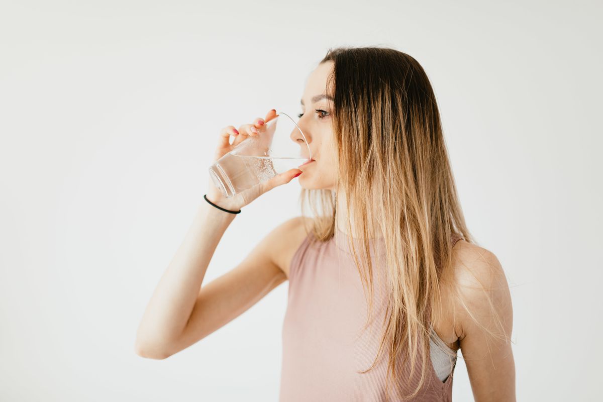 Чому для заспокоєння та позбавлення від тривоги треба пити воду. Склянка води сприяє заспокоєнню людини.