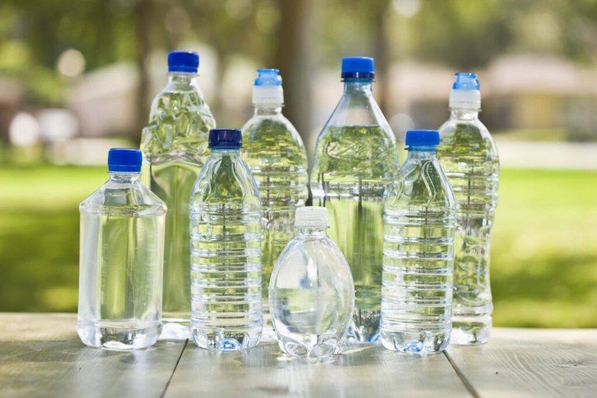 Бутильована вода погано впливає на навколишнє середовище. Екологічні наслідки покупки і пиття води в пляшках.