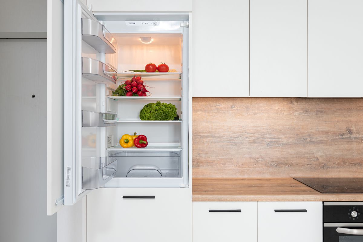 Скільки градусів має бути в холодильнику, щоб продукти залишалися безпечними і корисними. Розбираємося в усіх тонкощах температурних налаштувань і трохи згадуємо фізику.