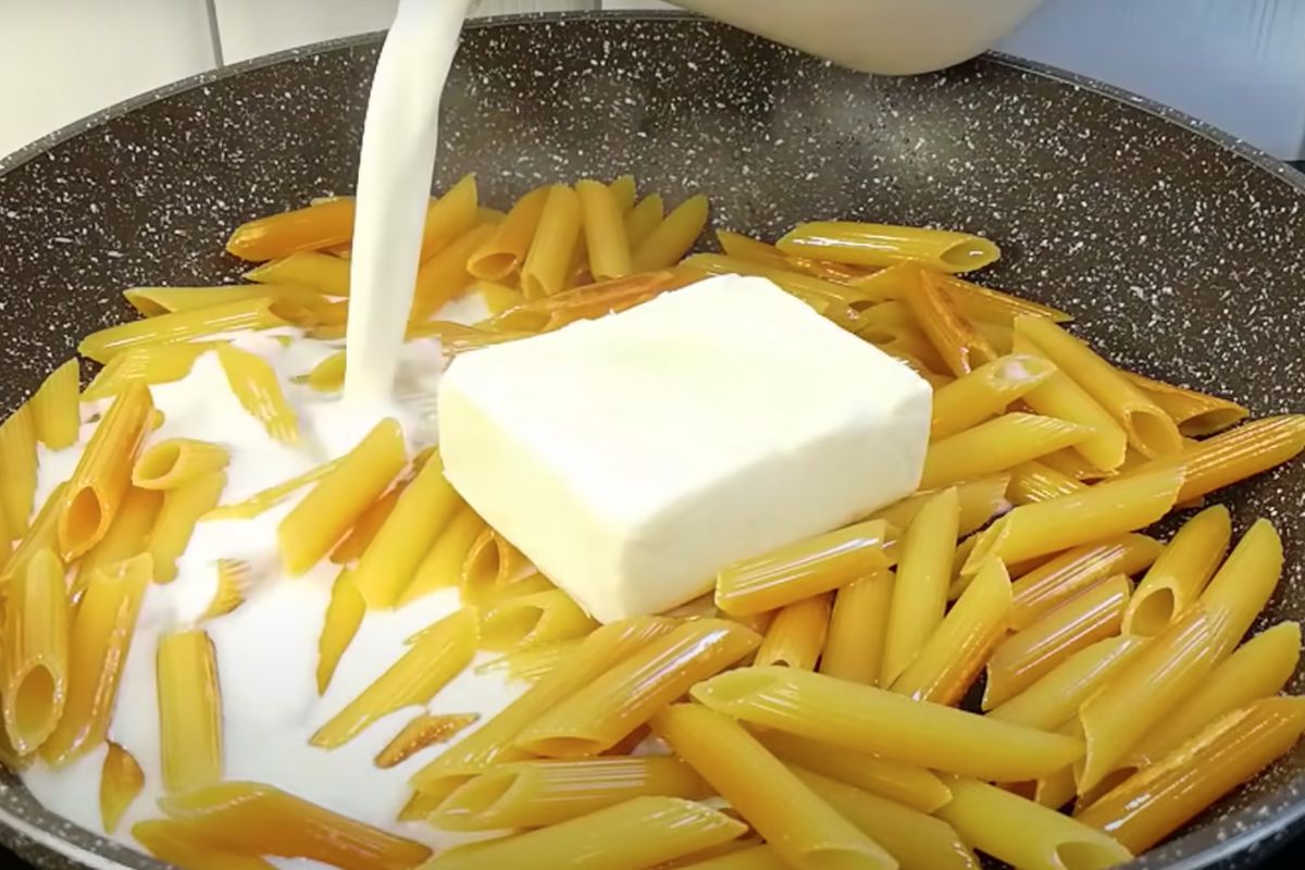 Всього за 15 хвилин — незвичайні макарони у вершковому соусі. І готується все в одній сковороді!