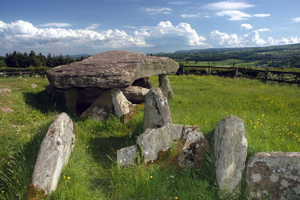 Британські археологи розкрили таємницю каменю Артура. Вчені вважають, що його встановили в 3700 році до нашої ери.