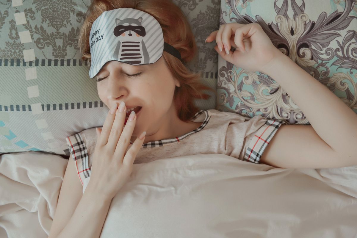 Чому недосипання може призвести до набору ваги і як з цим боротися. Детальний розбір.