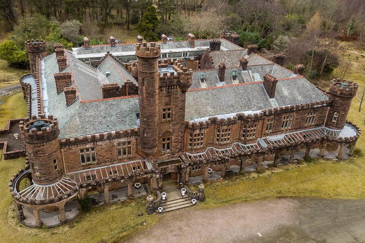 У Шотландії виставили на продаж готичний замок за один фунт. Але охочих придбати нерухомість досі немає.