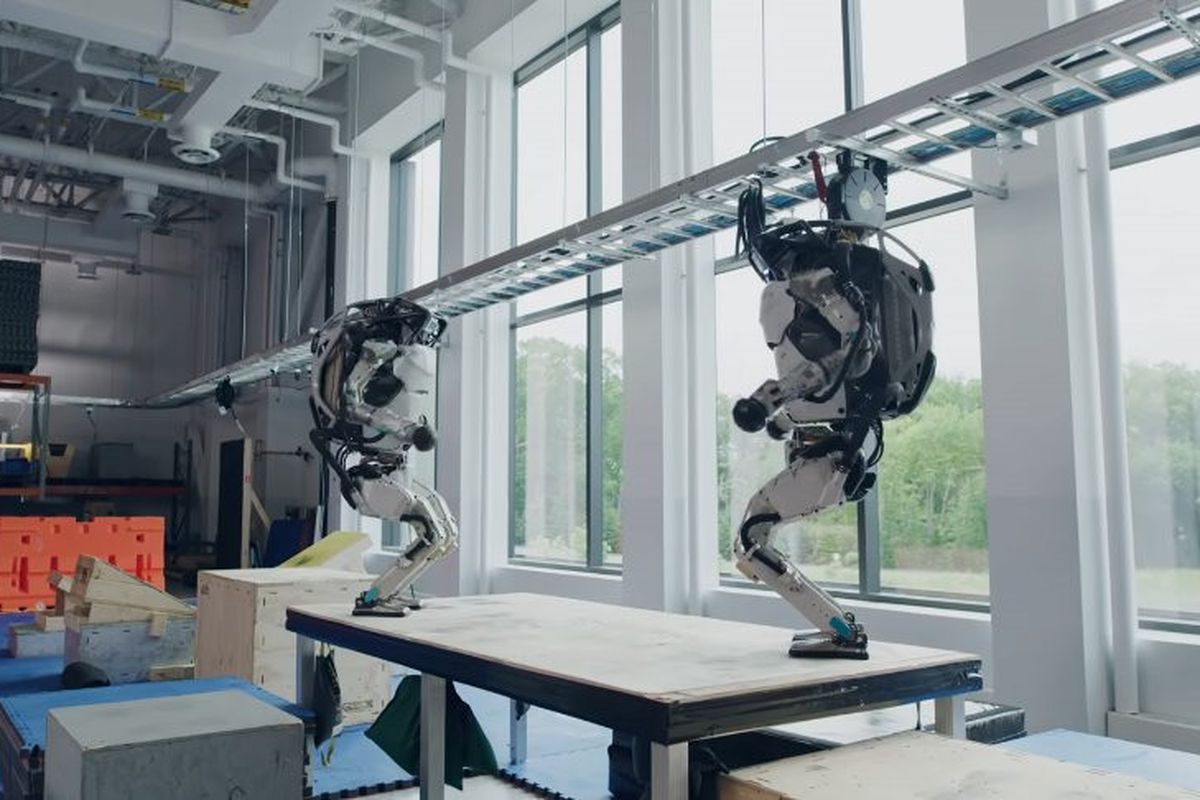 Роботи показали ефектний паркур. Нове досягнення роботів Boston Dynamics.