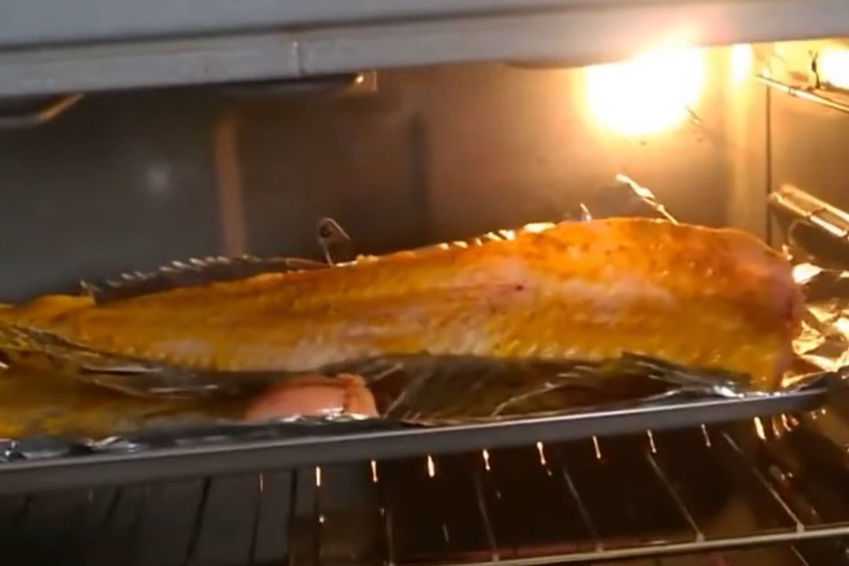 Риба почала скакати і битися в духовці під час запікання, чим сильно налякала кулінарку. Шматок риби сильно налякав кулінарку.