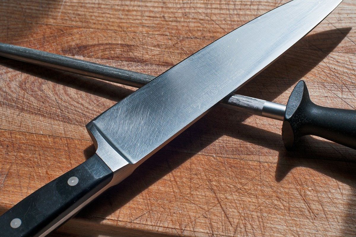 Що потрібно робити, щоб ножі на кухні залишалися гострими якомога довше. Поради щодо заточування і поводження з приладом.