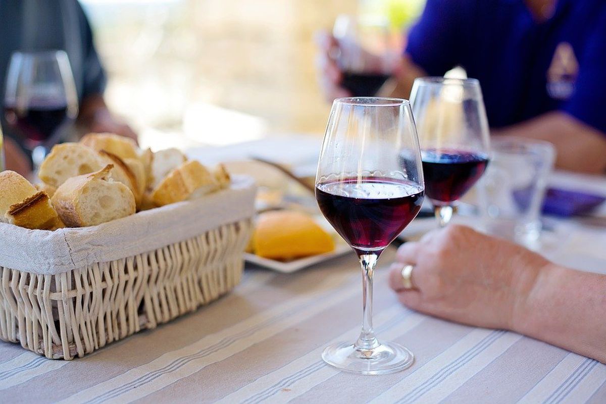 Вино рекомендували включити до складу здорового харчування. Багата флавоноїдами їжа знижує артеріальний тиск.