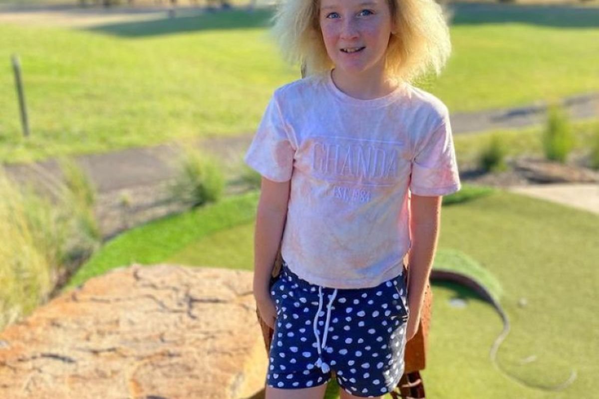 Який вигляд зараз має 10-річна дівчинка з Австралії з "синдромом нечесаного волосся". Шила має акаунт в Instagram, де її можна побачити з волоссям, що стирчить в різні боки.