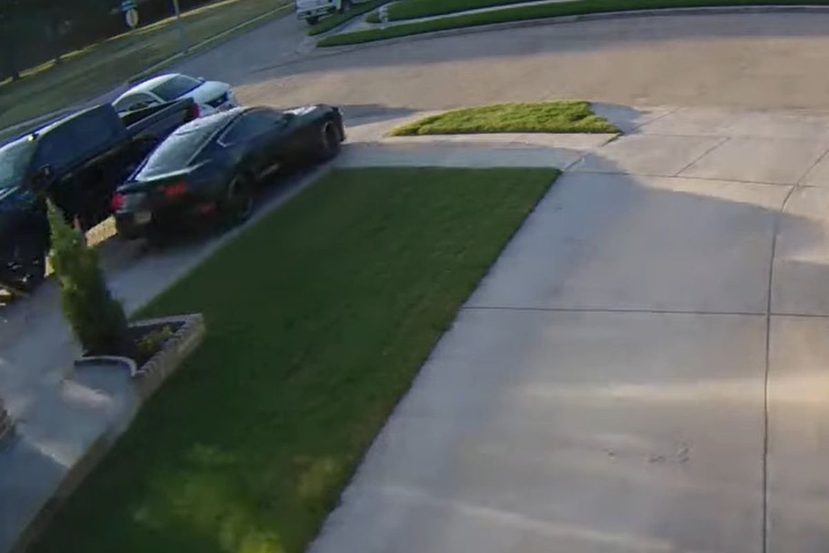 Автомобіль втік від викрадача, самостійно виїхавши з гаража. Відео стало популярним.