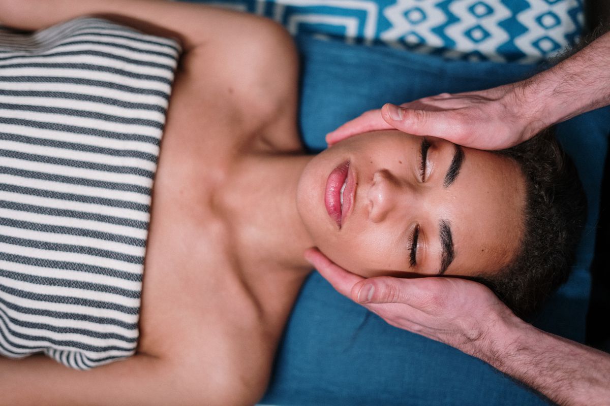 Через ці 5 переваг варто регулярно робити масаж обличчя. У масажу обличчя є вагомі переваги.