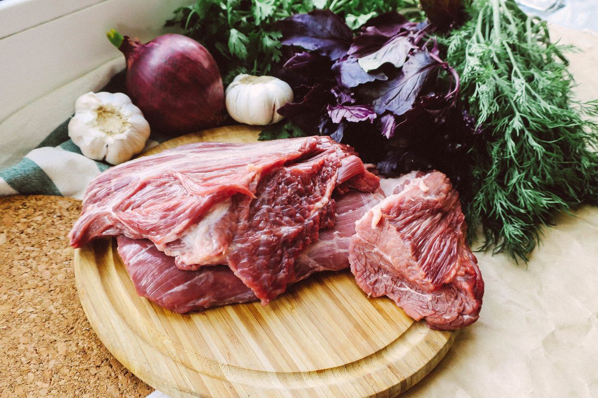 Вчені виявили, що вживання м'яса може шкодити здоров'ю серця. Вживання м'яса може погіршувати стан серця людей.
