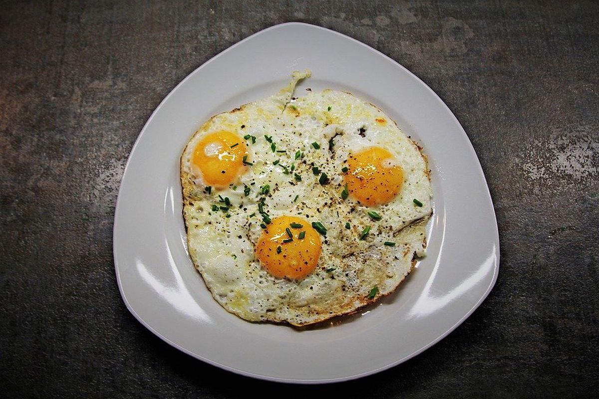 Помилки приготування яєчні, через які страждають у першу чергу її смакові якості. 6 правил, які дозволять приготувати ідеальну яєчню.