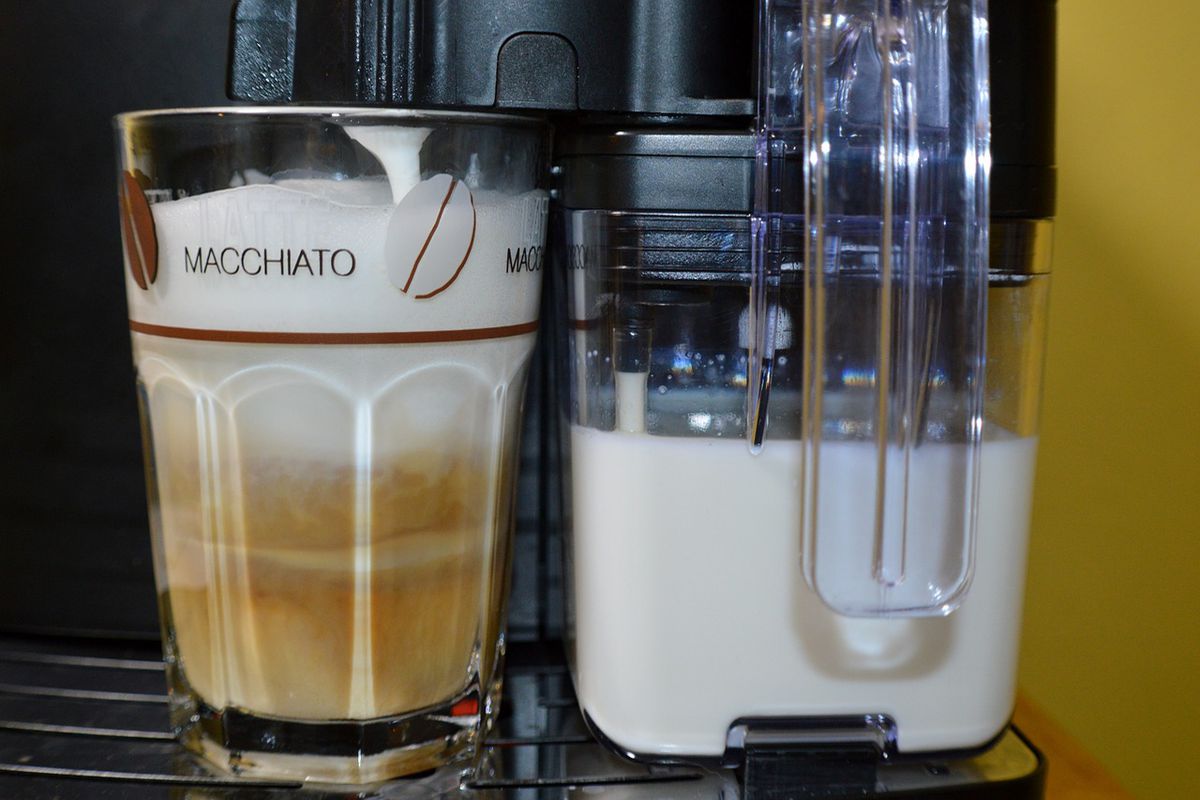 Як кава з молоком впливає на наш організм — кому корисна, а кому — ні. Корисні і шкідливі властивості кави з молоком.