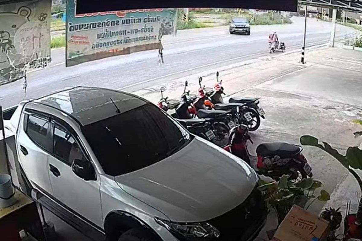 Чоловік втратив контроль над своїм автомобілем, але дивом врятувався. Запаморочлива парковка по-тайськи.