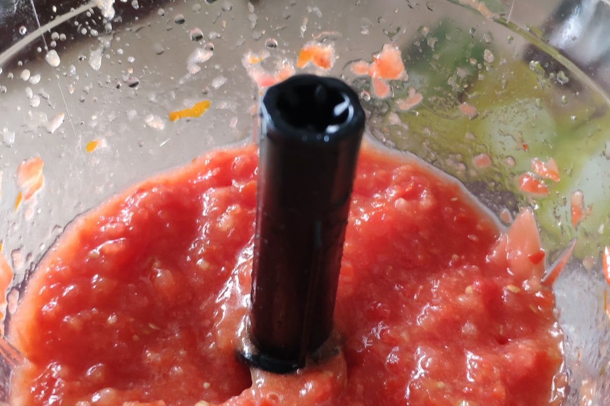 Чому кухарі не рекомендують збивати помідори на соус в блендері. Краще протерти через сито або через марлю.