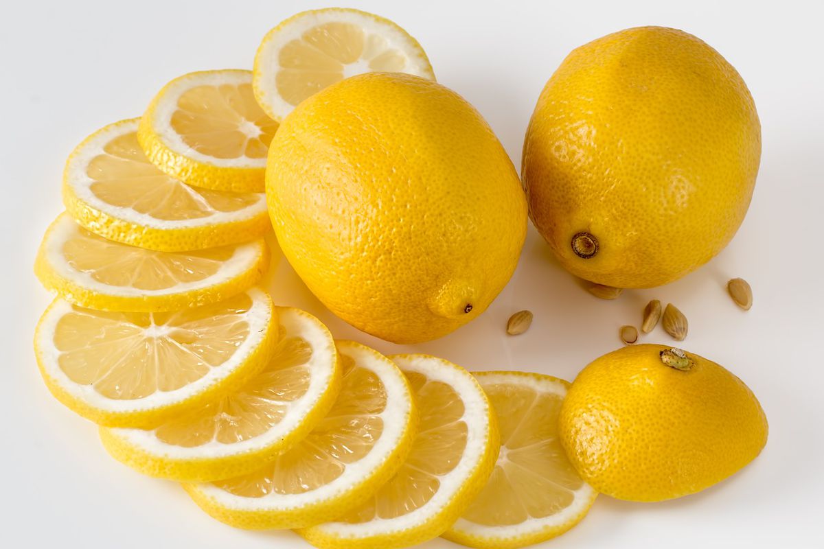 Що станеться, якщо покласти лимон поруч з ліжком: 5 сюрпризів. З чим у вас асоціюється слово "лимон"? З кислим смаком?