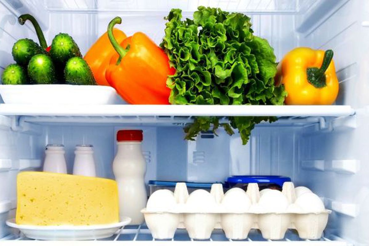 Хитрощі, які допоможуть підтримувати ідеальний порядок всередині холодильника. Поради по утриманню холодильника в чистоті.