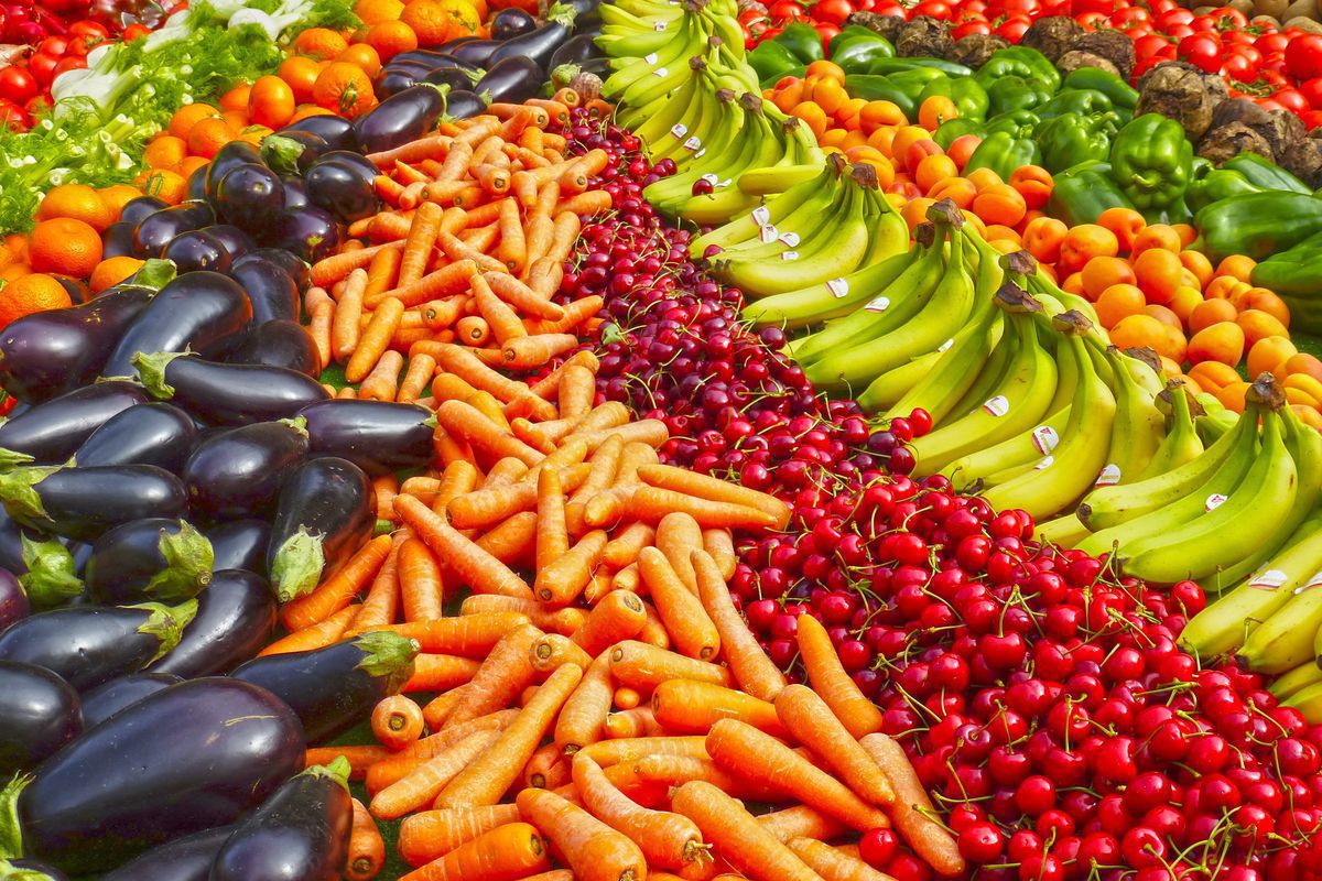 Лікарі розповіли про взаємозв'язок між кольором фруктів та овочів і їх користю. Колір фруктів та овочів пов'язаний з їх користю.