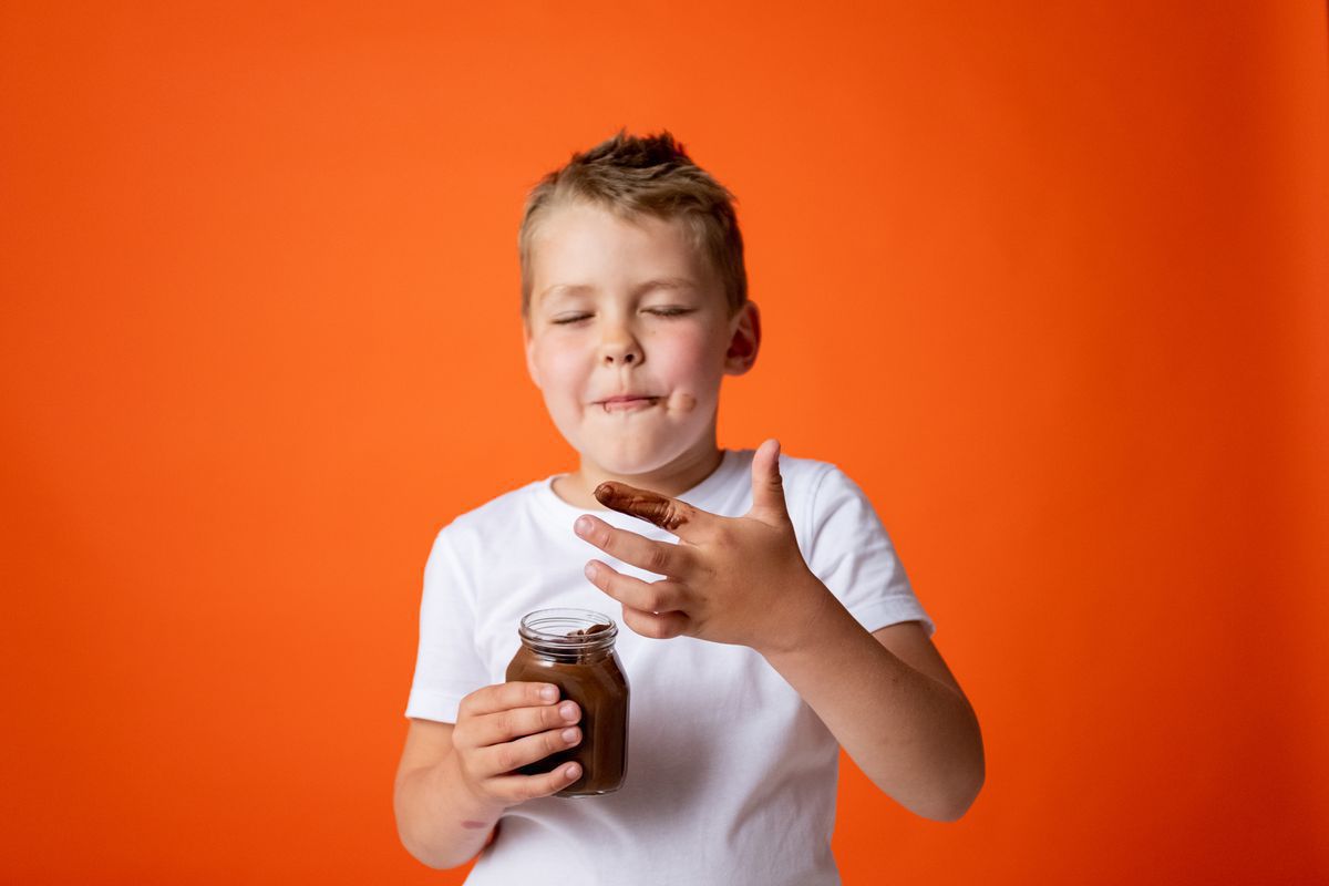Фахівці розповіли, чому краще відтермінувати початок вживання солодощів дітьми. Солодощі є шкідливими для дітей.