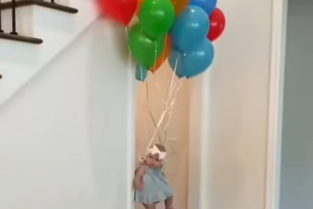 Тато відправив доньку в політ на повітряних кульках, налякавши бабусю. Поки комусь смішно, комусь дуже страшно...