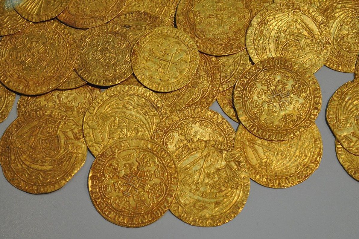 Золотий скарб вікінгів віком 1,5 тис. років знайшов археолог-любитель в Данії. Він знайшов золото за допомогою звичайного металошукача.