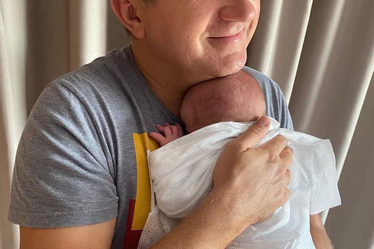 Юрій Горбунов зворушив новим фото з крихітним сином і засвітив його обличчя. Український ведучий ніяк не натішиться статусом батька двох синів.