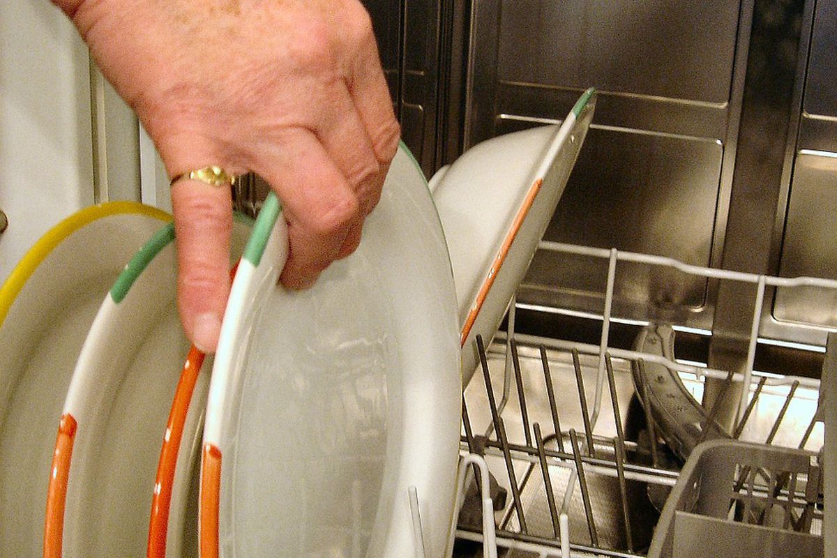 Помилки, через які посудомийна машина погано вимиває посуд. Переконайтеся, що ви їх не робите.