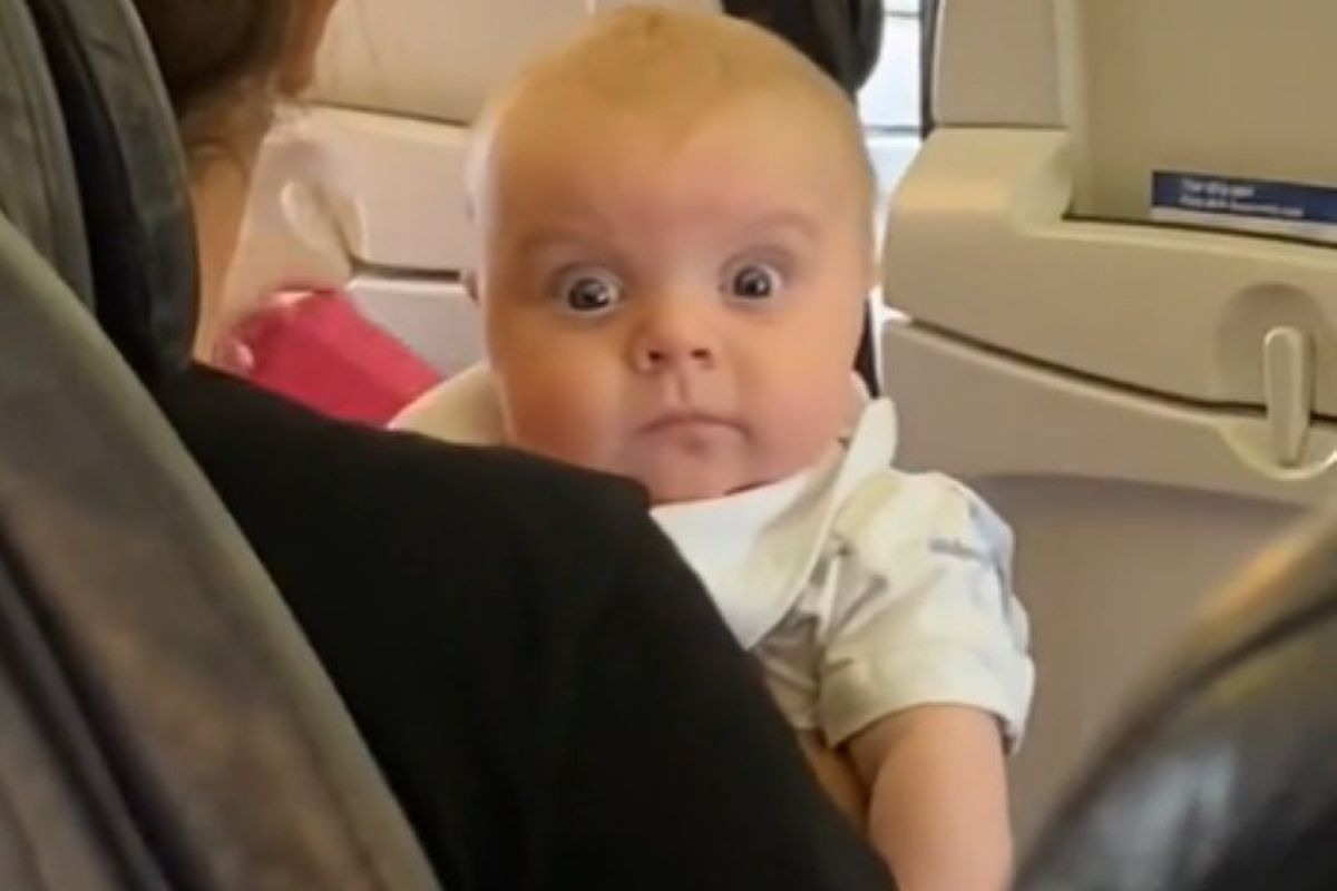 Здивована реакція малюка під час зльоту літака розсмішила пасажирів. Відео, яке розвеселило користувачів Мережі.