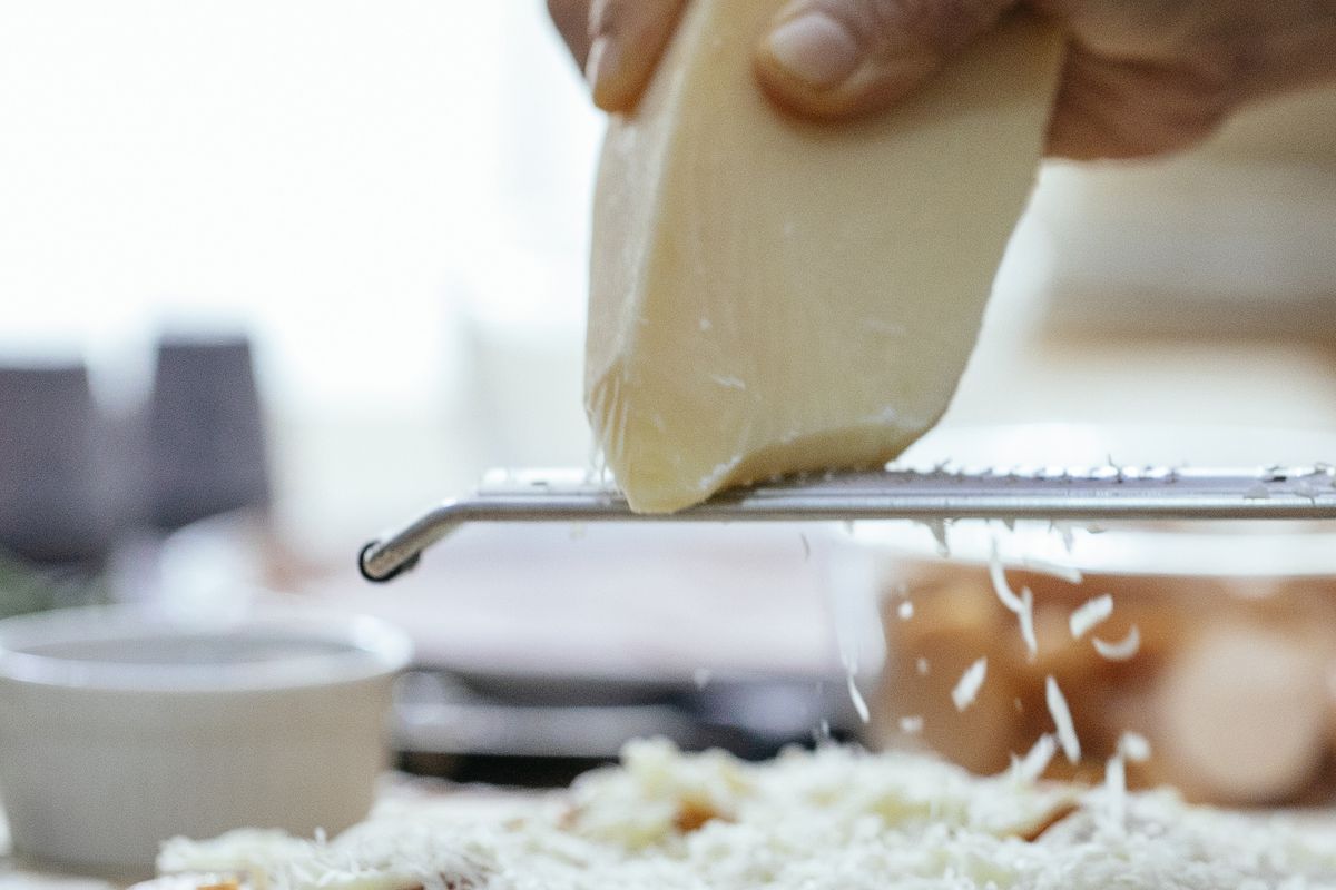 Польські кулінари розповіли, як правильно терти сир. Моменти, які можуть полегшити цю операцію.