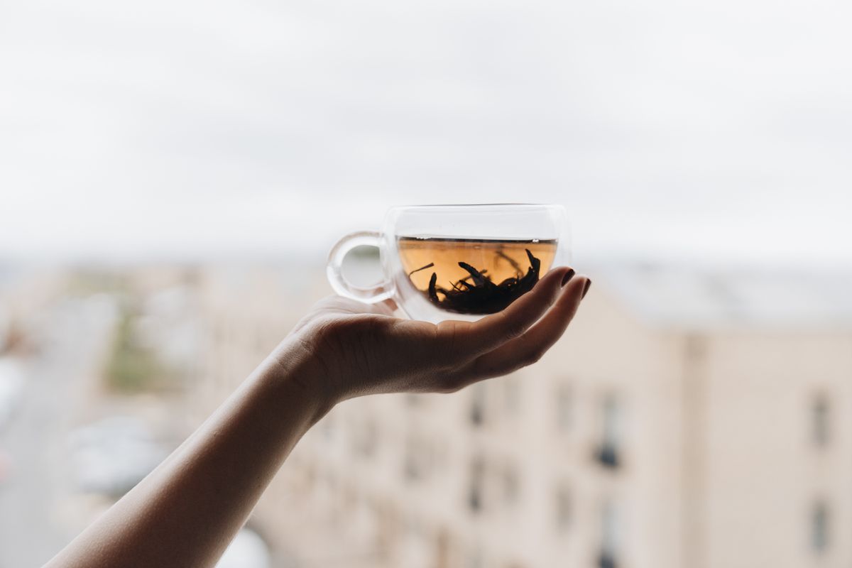 Вчені довели, що чай здатен профілактувати розвиток деменції у людей. Знизити ризик розвитку деменції можна за допомогою чаю.