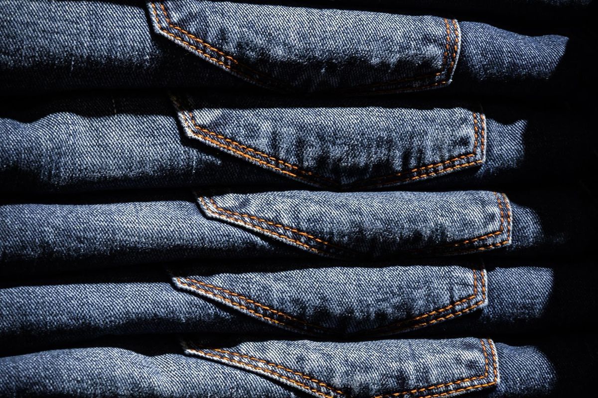 Вчені знайшли екологічно чистий спосіб фарбування синіх джинсів. Новий метод фарбування використовує натуральний індиго.