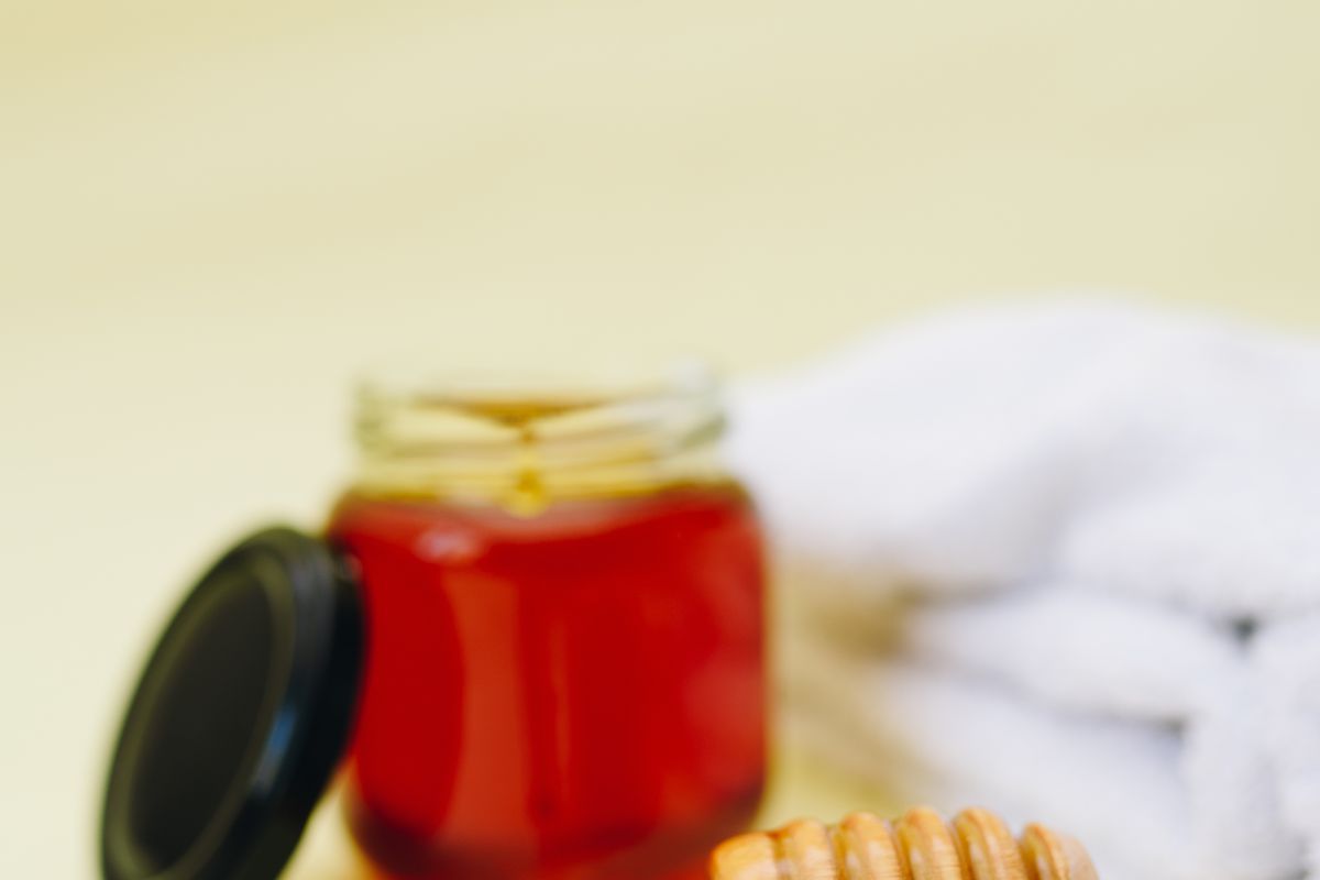 Користь меду для волосся: які його властивості допомагають зберегти здоров'я локонів. Переваги меду для волосся.