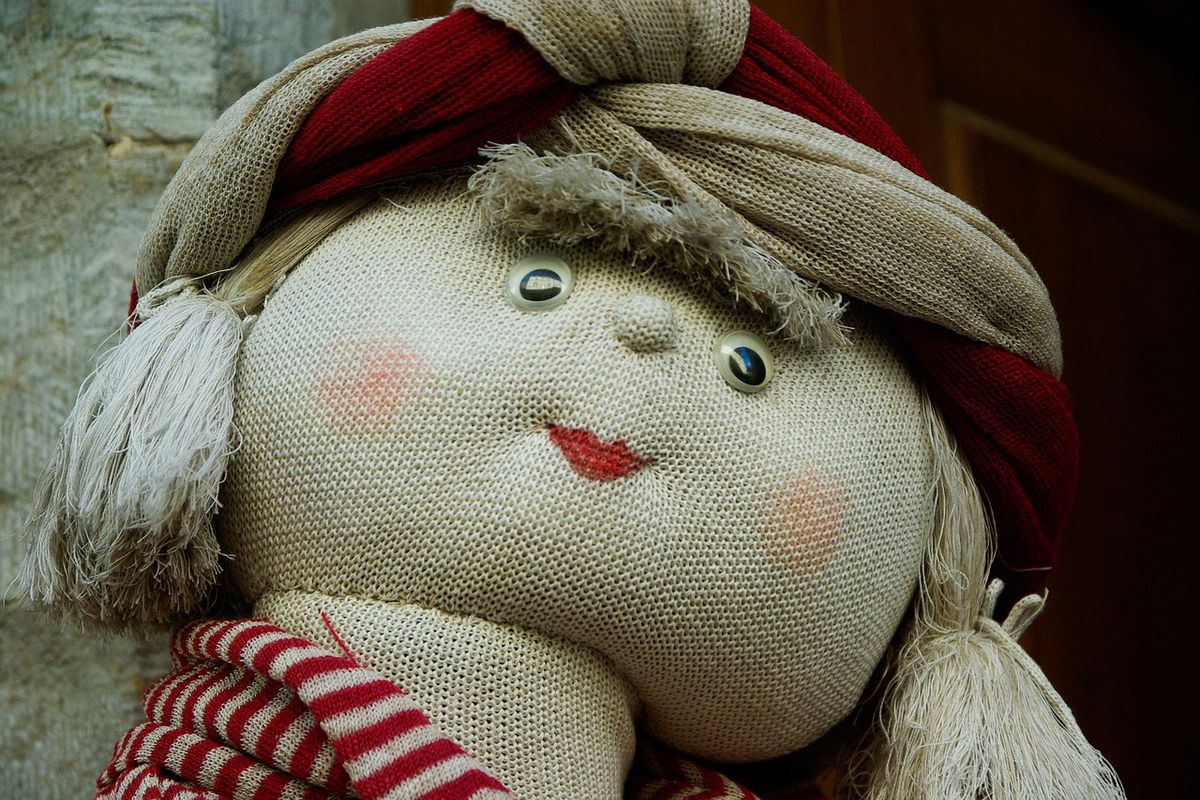 Вчитель з Британії знайшов в одній зі стін на кухні дивну ляльку з моторошною запискою в руці. Новий власник будинку вважає знахідку розіграшем.