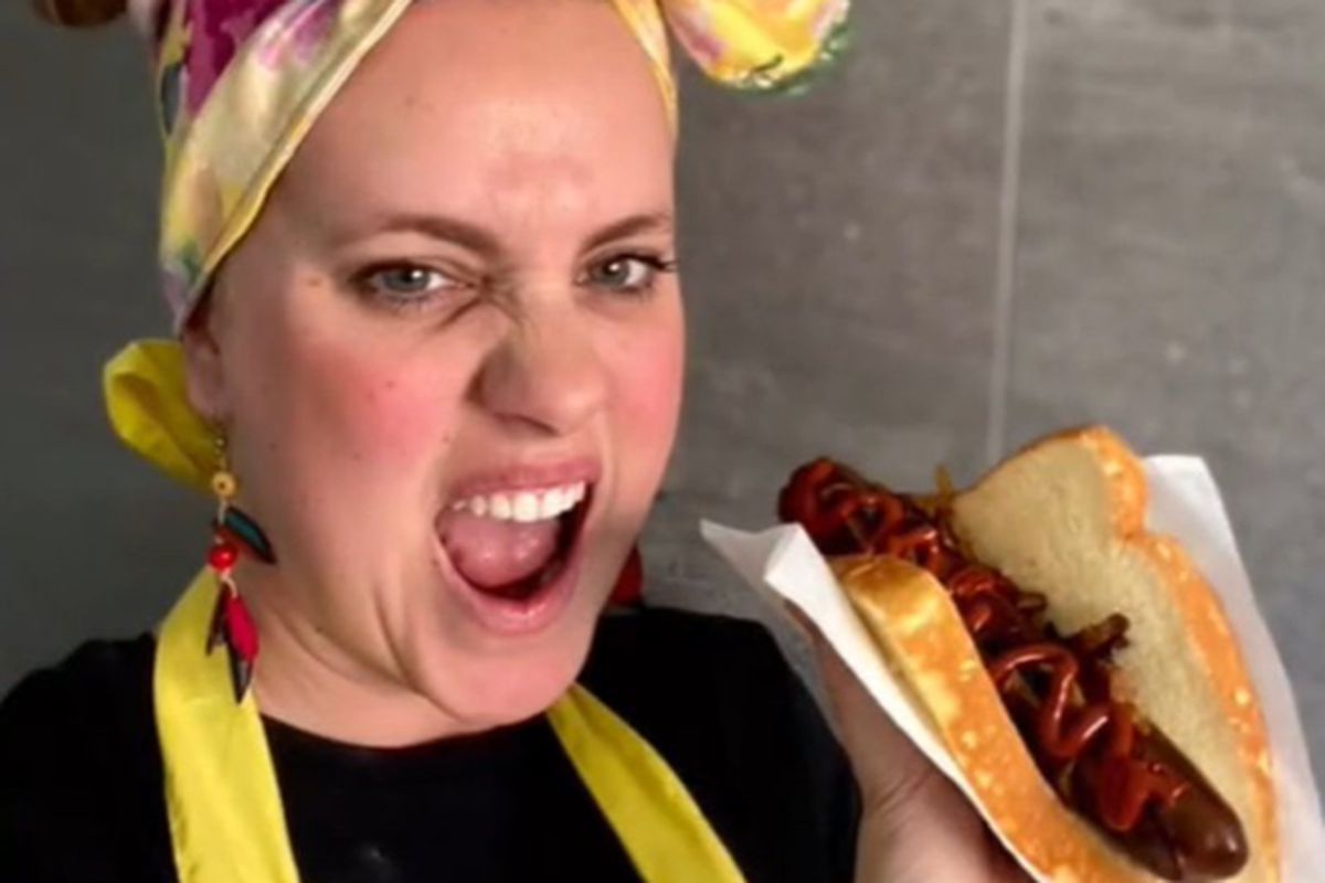 Фуд-блогер з Австралії опублікувала відео, в якому приготувала хот-дог, який на ділі виявився — десертом. Хот-дог, який зламав мозок користувачам соцмереж.