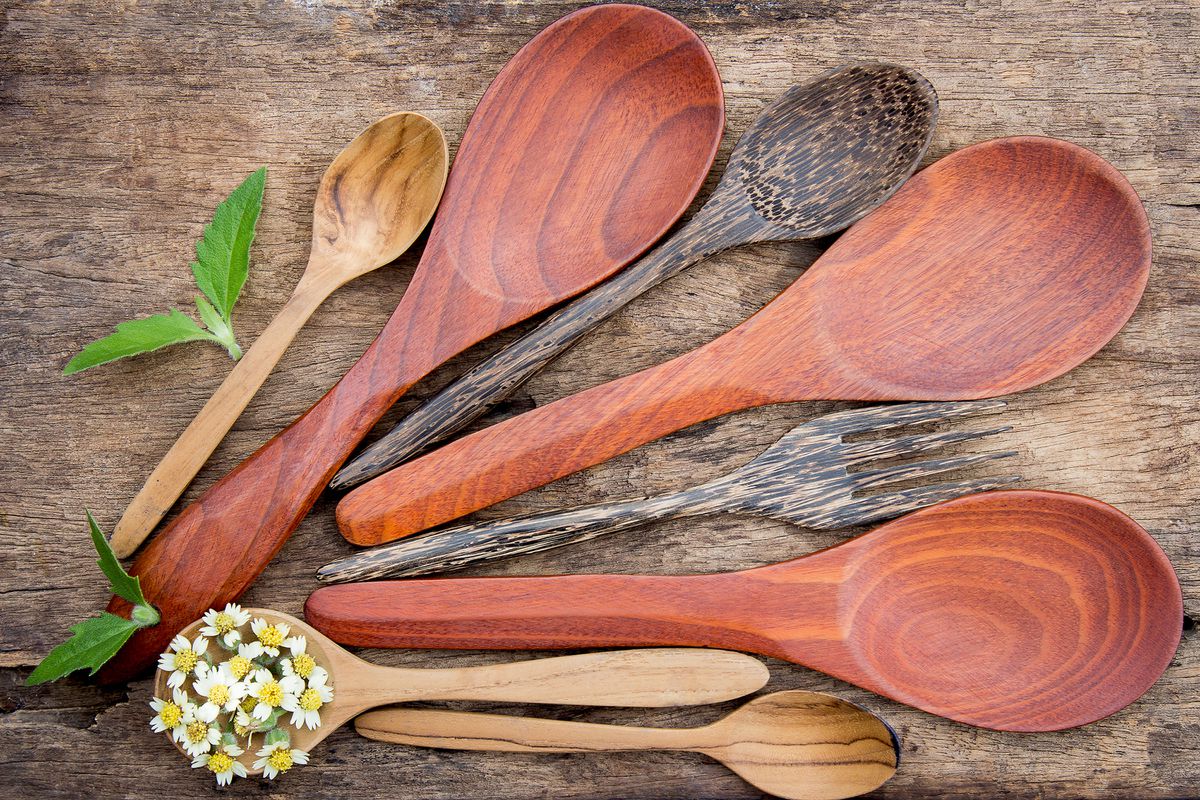Декілька способів поновлення дерев'яних кухонних лопаток. Секрети чистих і охайних приладів.