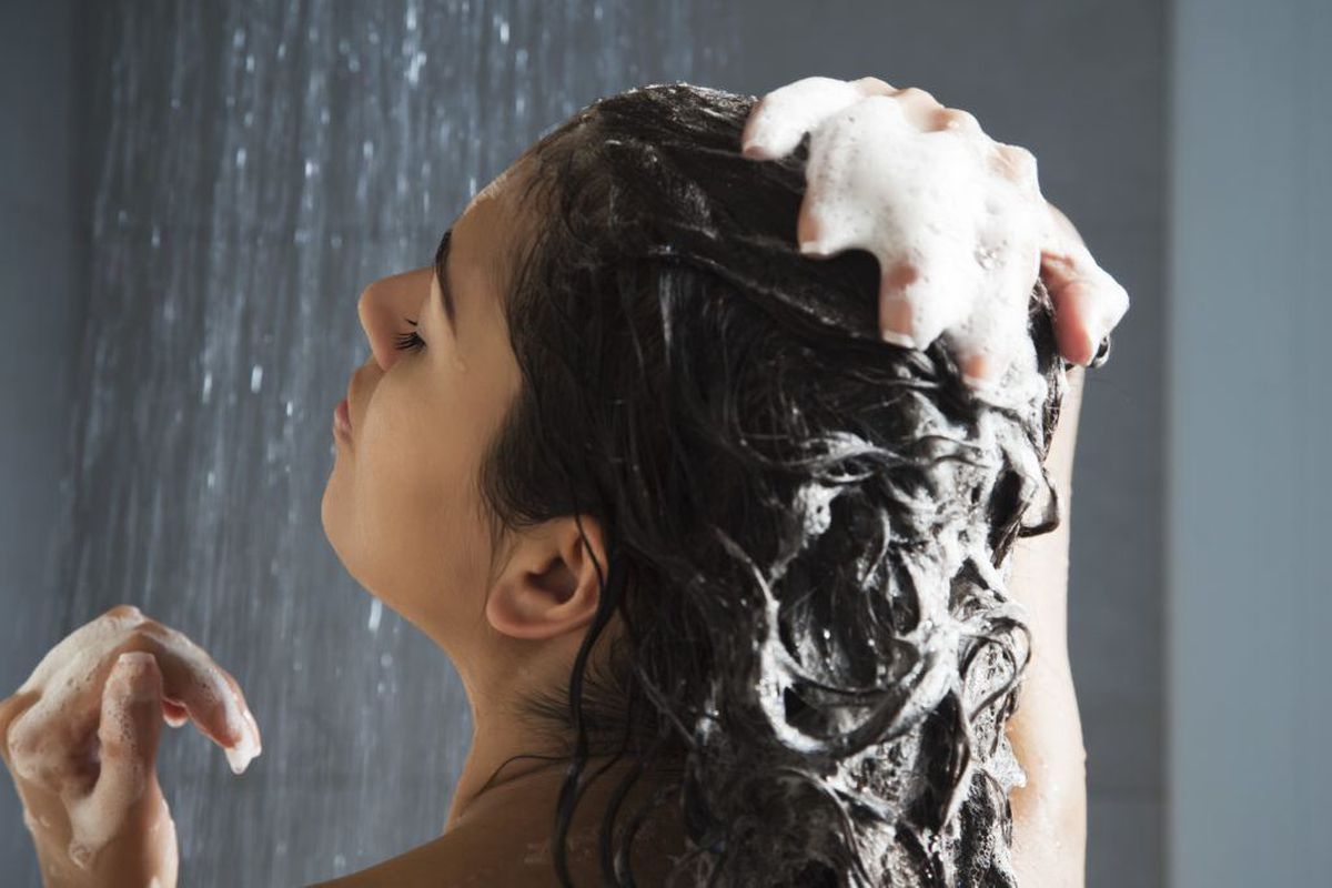 Ці 7 способів неправильного миття можуть легко зіпсувати вашу шкіру і волосся. Інколи жінки самі псують своє волосся і шкіру.