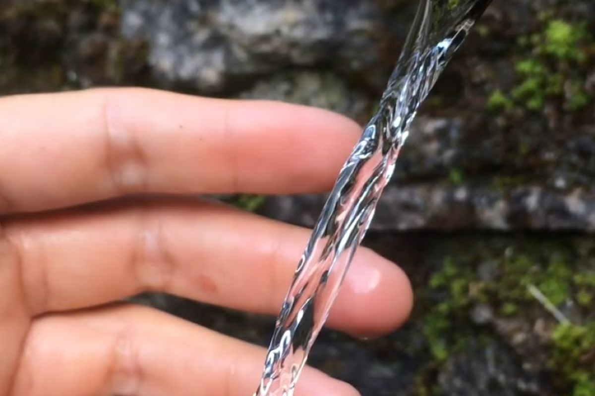 Італієць зняв незвичайне явище із застиглою водою в альпійській долині. Відео з новою оптичною ілюзією.
