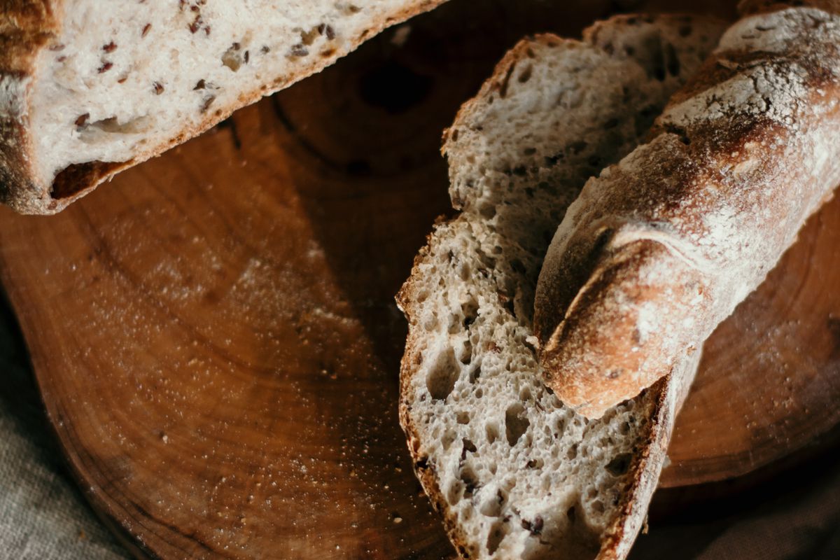 Чому не можна викидати хліб, та інші прикмети про цей важливий продукт. Як їсти хліб, щоб не прогнати щастя.