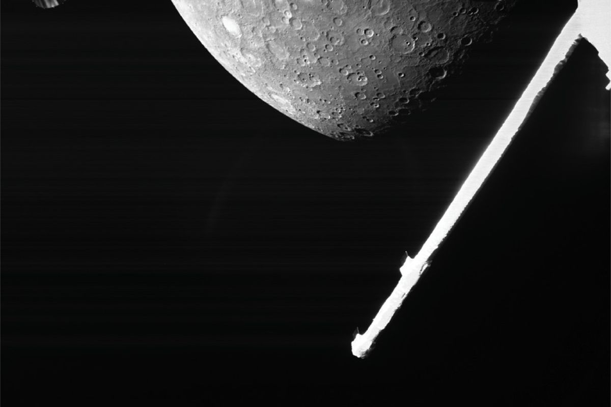 Це перше фото Меркурія з близької відстані. Зонд BepiColombo передав космічний знімок.