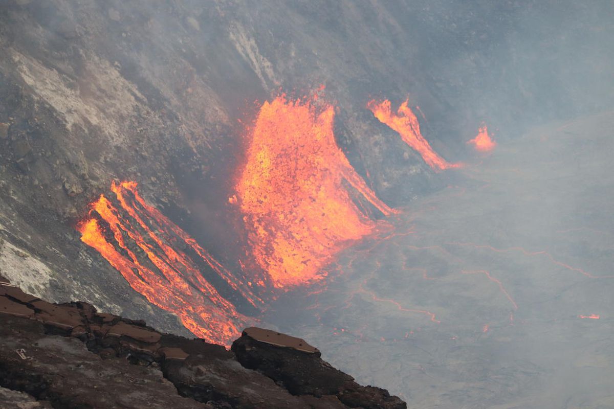 На Канарах розпечена лава, падаючи в океан, утворила новий півострів. Вулкан Кумбре-В'єха на острові Ла-Пальма вивергається вже два тижні.