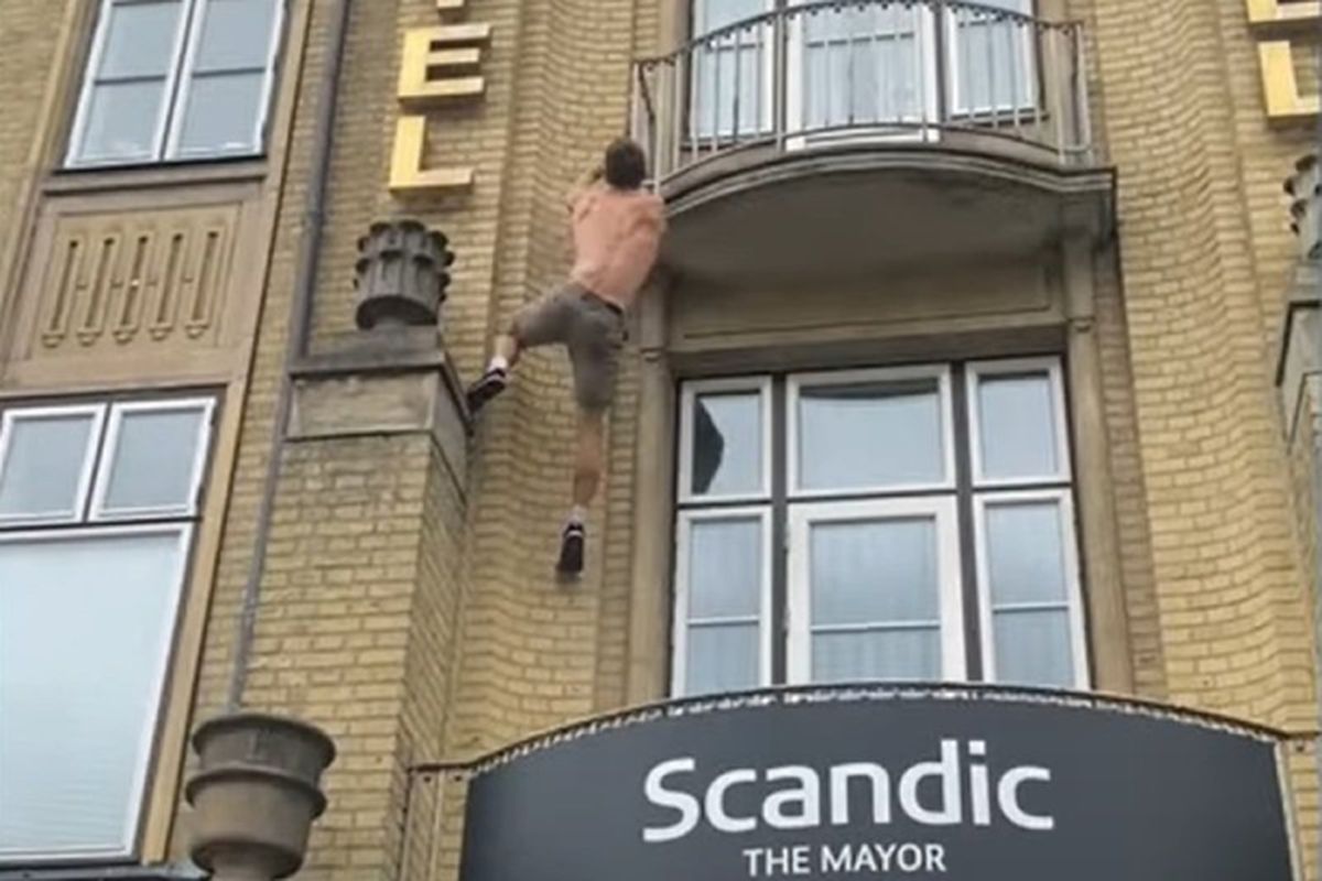 Паркурщик з Данії показав складні трюки на дахах та фасадах міських будівель. Не намагайтесь це повторювати!