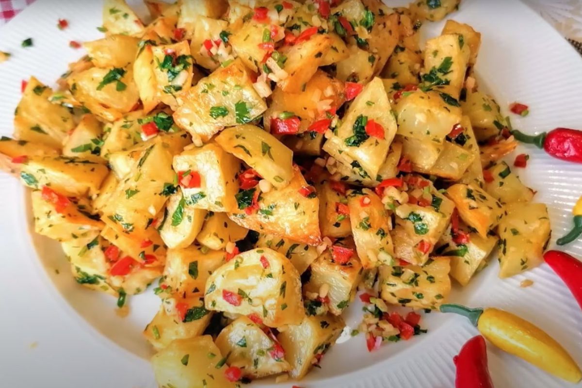 Дуже смачна часникова картопля — смачніше картоплі фрі і набагато корисніше. Вона гостра, хрустка і дуже смачна, готується легко.