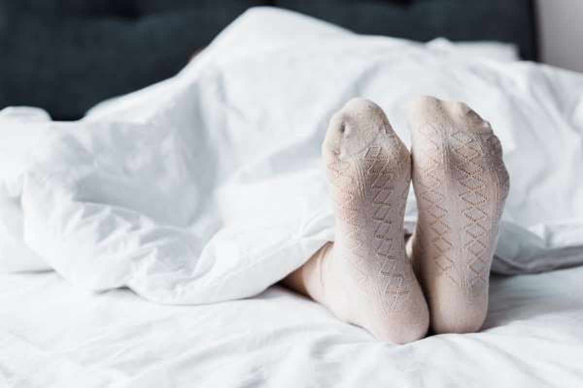 Кілька причин для того, щоб лягти спати у шкарпетках. Сон у шкарпетках може бути дуже корисним.