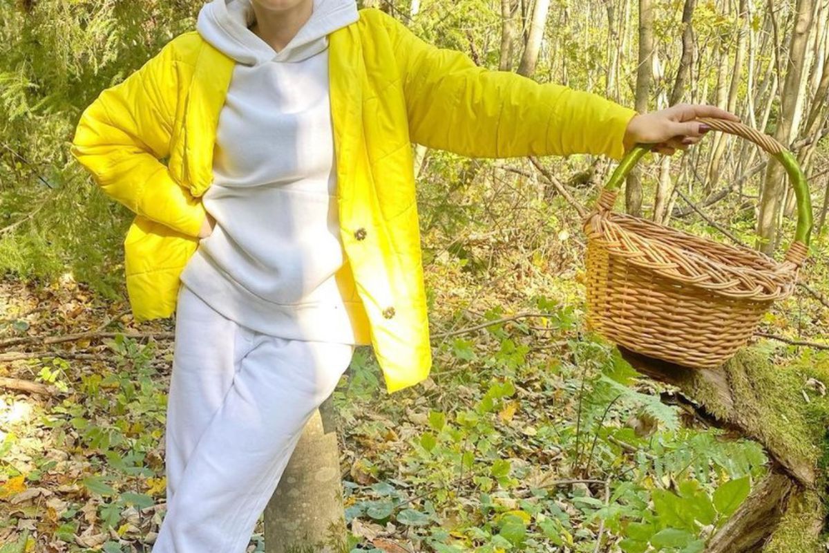 Підписники розкритикували Ірину Федишин за вибір наряду для збору грибів в лісі. Фоловери розкритикували співачку за вибір одягу для збору грибів.