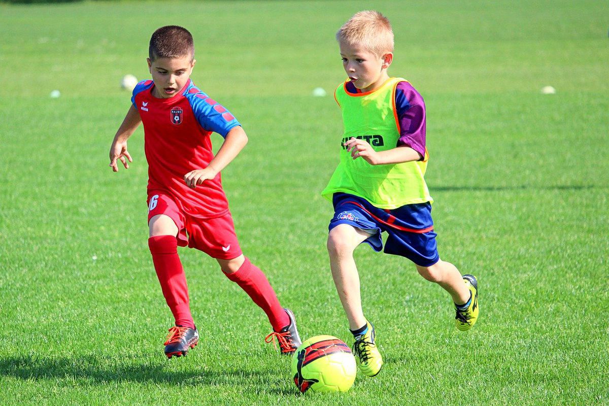Вчені довели, що заняття спортом допомагають дітям досягати більших успіхів у навчанні. Спорт позитивно відбивається на успішності учнів.