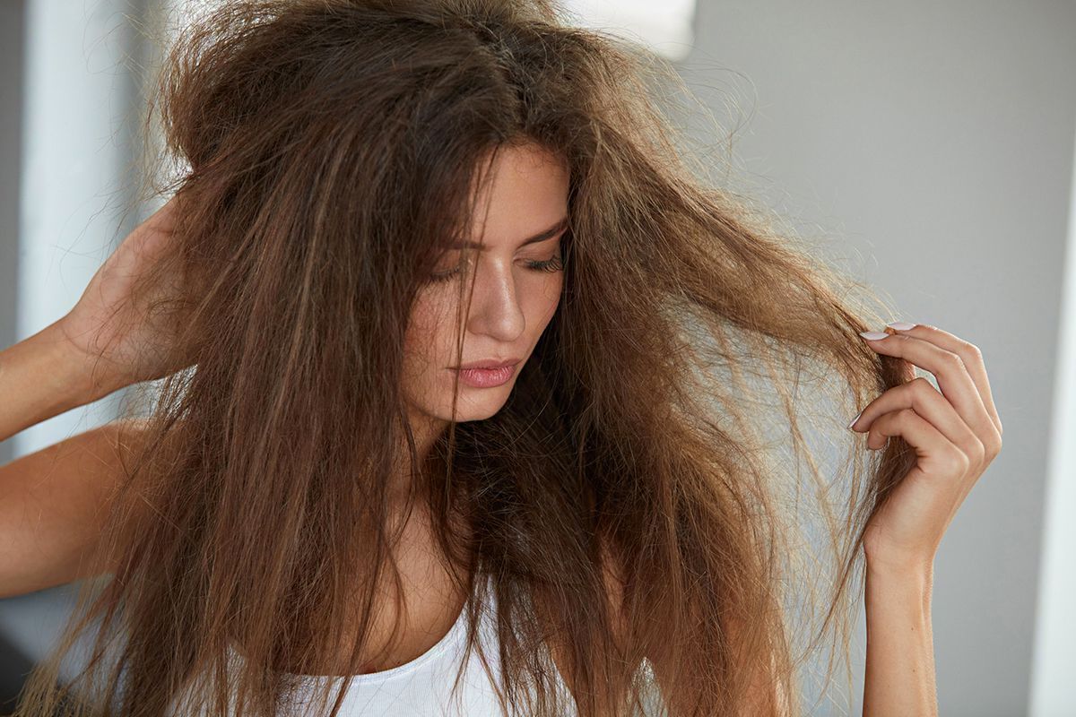 Через ці 5 причин ваше волосся виглядає не так, як вам хочеться. Повернути красу волоссю допоможуть певні дії.