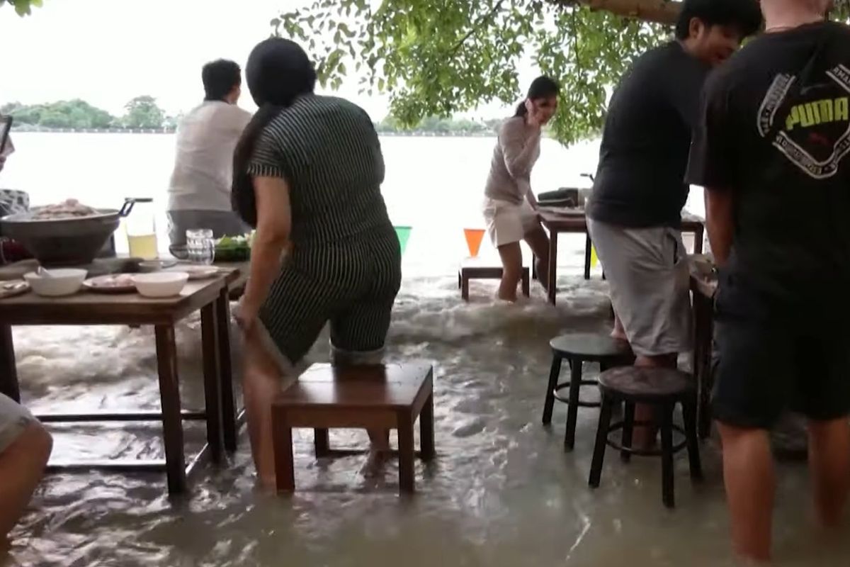 Затоплений ресторан став популярним серед туристів в Таїланді. Одна проблема — під час обіду звідти можна змитися в прямому сенсі слова.